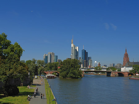 Fotos Skyline von Frankfurt mit Ufer