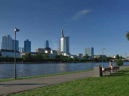 Skyline von Frankfurt mit Ufer