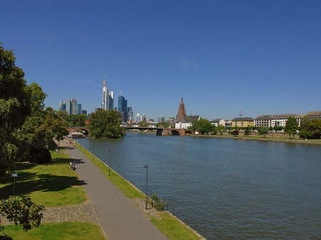 Foto Skyline von Frankfurt mit Ufer - Frankfurt am Main