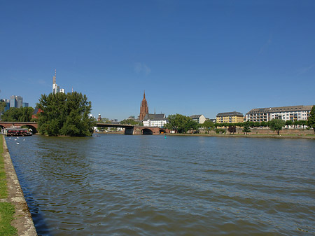 Skyline von Frankfurt mit Ufer Foto 