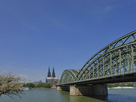 Hohenzollernbrücke am Kölner Dom Foto 