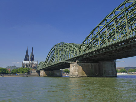 Hohenzollernbrücke am Kölner Dom Foto 