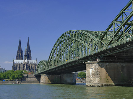 Hohenzollernbrücke am Kölner Dom Fotos