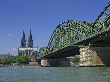 Hohenzollernbrücke am Kölner Dom Foto 