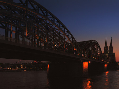 Kölner Dom hinter der Hohenzollernbrücke