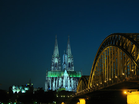 Kölner Dom hinter der Hohenzollernbrücke Foto 