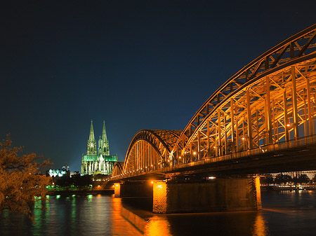 Foto Kölner Dom hinter der Hohenzollernbrücke