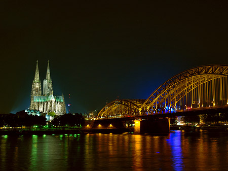 Kölner Dom hinter der Hohenzollernbrücke