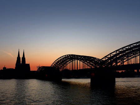 Kölner Dom hinter der Hohenzollernbrücke Foto 