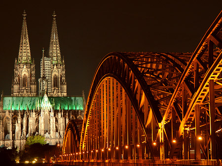 Foto Kölner Dom hinter der Hohenzollernbrücke