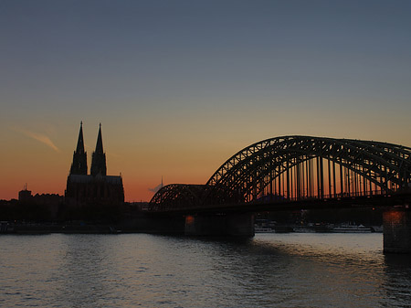 Kölner Dom hinter der Hohenzollernbrücke Foto 