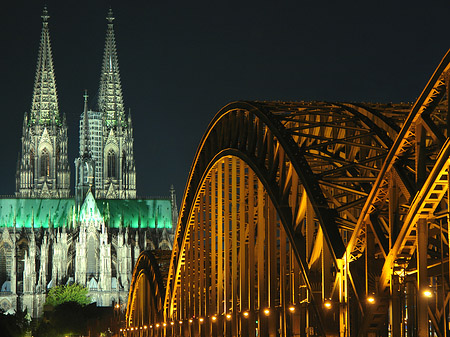 Kölner Dom hinter der Hohenzollernbrücke Foto 