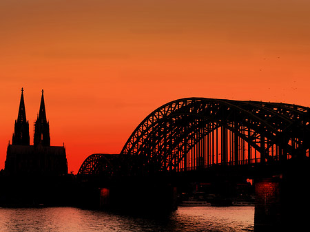 Kölner Dom hinter der Hohenzollernbrücke