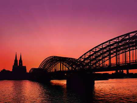 Kölner Dom hinter der Hohenzollernbrücke Foto 