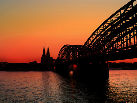 Kölner Dom hinter der Hohenzollernbrücke