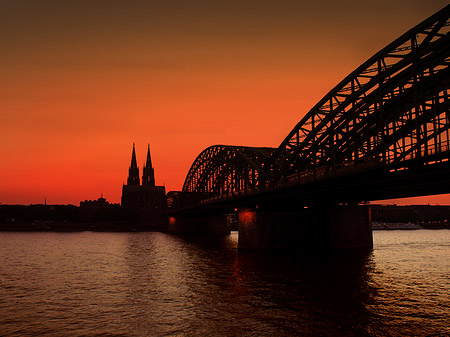 Fotos Kölner Dom hinter der Hohenzollernbrücke