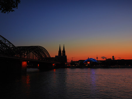 Foto Kölner Dom hinter der Hohenzollernbrücke - Köln