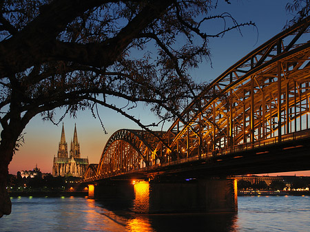 Fotos Kölner Dom hinter der Hohenzollernbrücke