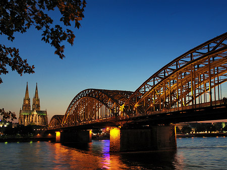 Foto Kölner Dom hinter der Hohenzollernbrücke