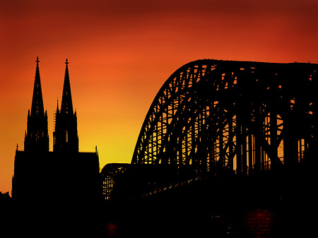 Foto Kölner Dom hinter der Hohenzollernbrücke - Köln