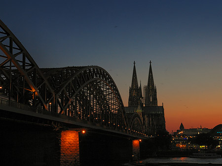 Fotos Kölner Dom hinter der Hohenzollernbrücke