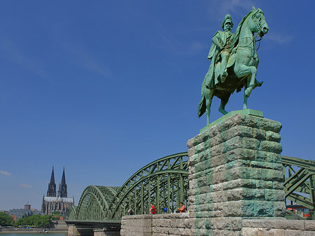 Reiterstatue vor dem Kölner Dom Foto 