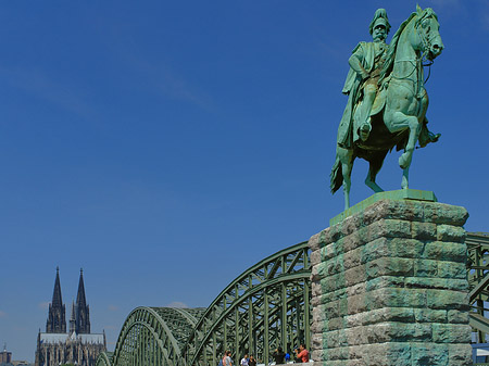 Foto Reiterstatue vor dem Kölner Dom - Köln