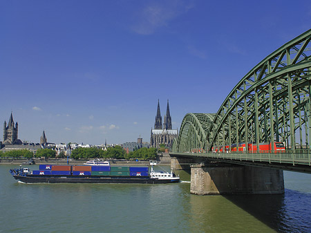 Fotos Schiff unter der Hohenzollernbrücke