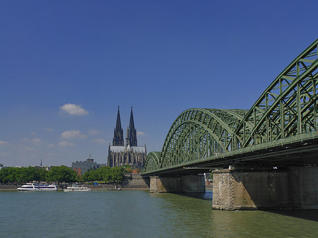 Schiff unter der Hohenzollernbrücke Fotos