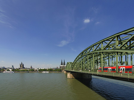 Zug fährt über die Hohenzollernbrücke Foto 