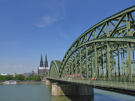 Zug fährt über die Hohenzollernbrücke