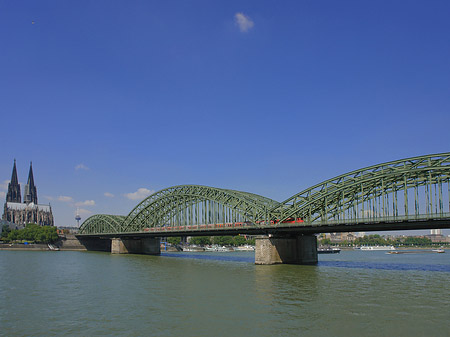 Fotos Zug fährt über die Hohenzollernbrücke | Köln