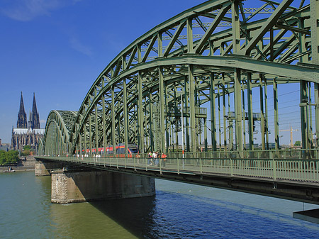 Foto Zug fährt über die Hohenzollernbrücke - Köln