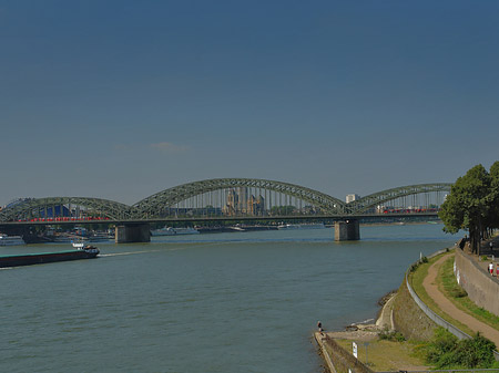 Foto Schiff vor der Hohenzollernbrücke - Köln