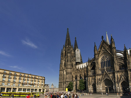 Bimmelbahn fährt zum Kölner Dom Foto 