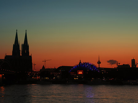 Kölner Dom neben Musical Dome Fotos