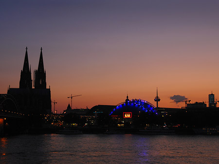 Kölner Dom neben Musical Dome Fotos