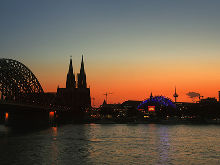 Foto Kölner Dom neben Musical Dome