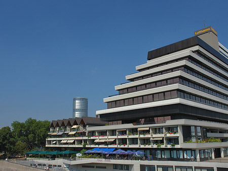 Lufthansa vor Triangelturm Fotos