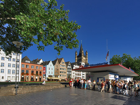 Schlange stehen für Köln-Düsseldorfer