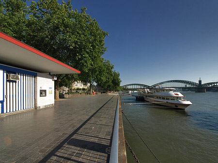 Foto Schiff fährt über den Rhein