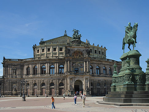 König-Johann-Statue mit Semperoper Fotos