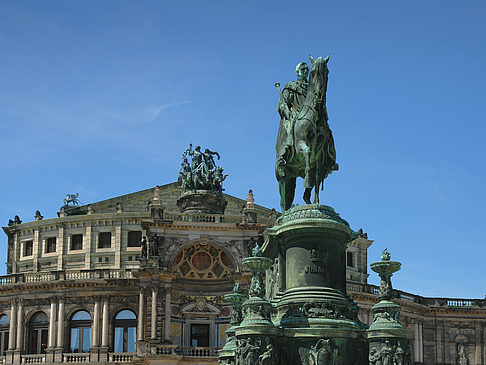 Foto König-Johann-Statue mit Semperoper