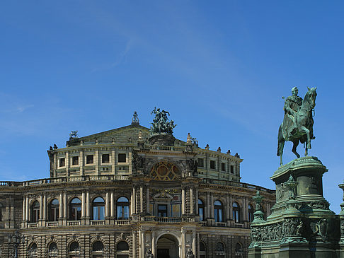 König-Johann-Statue mit Semperoper