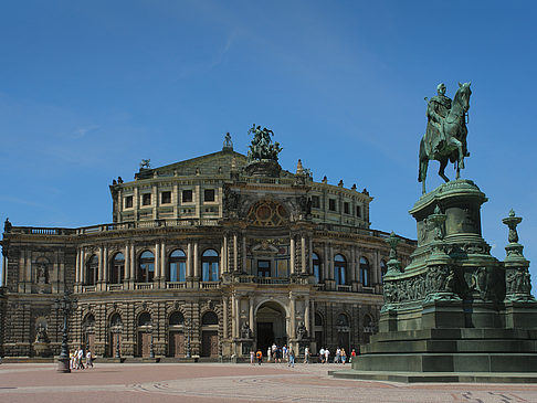 König-Johann-Statue mit Semperoper Fotos