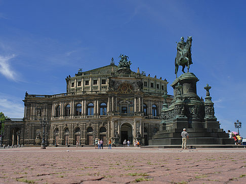 Foto König-Johann-Statue mit Semperoper