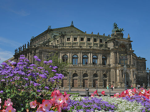 Semperoper mit Blumen Foto 