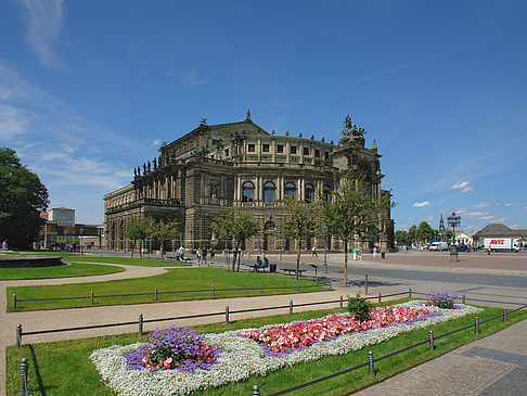 Semperoper mit Blumen