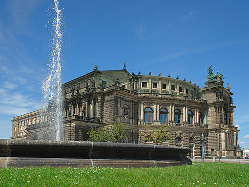 Foto Semperoper mit Springbrunnen - Dresden